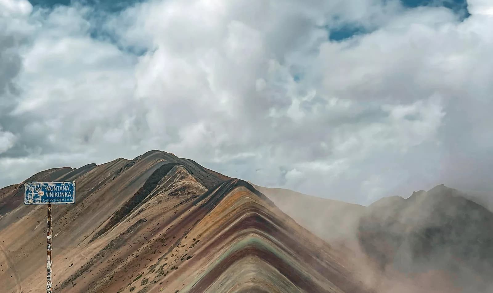 grupo de personas debajo de la montaña de colores