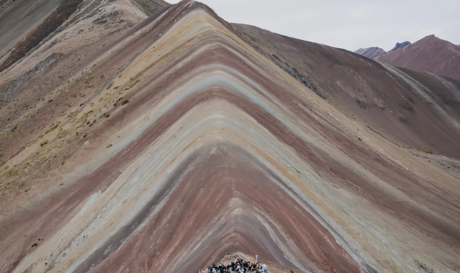grupo de personas debajo de la montaña de colores